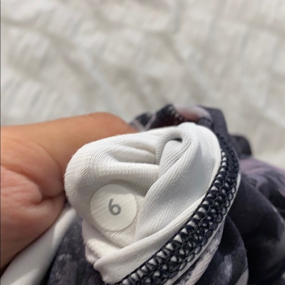 Black and white floral cropped lulu lemon leggings - Picture 4 of 4